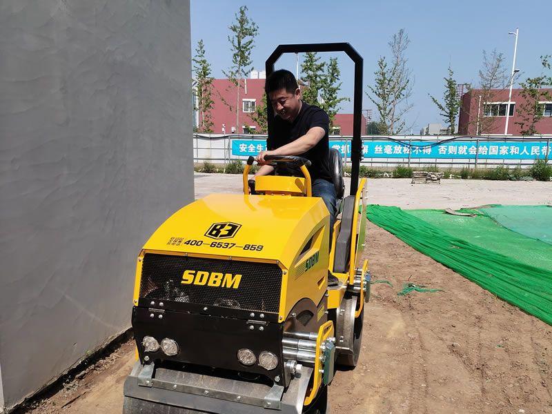 座駕振動(dòng)壓路機(jī)在惡劣環(huán)境下如何工作？
