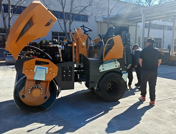 3月18日，哈薩克斯坦客戶來廠體驗(yàn)考察5噸膠輪壓路機(jī)